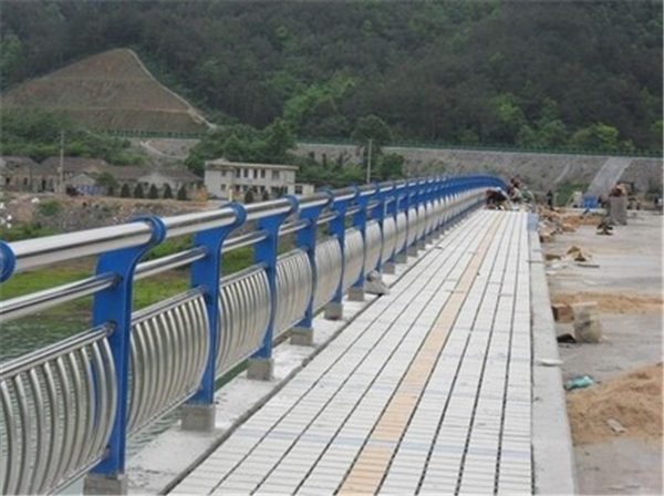 南昌不锈钢桥梁护栏的特性及其在现代建筑中的应用